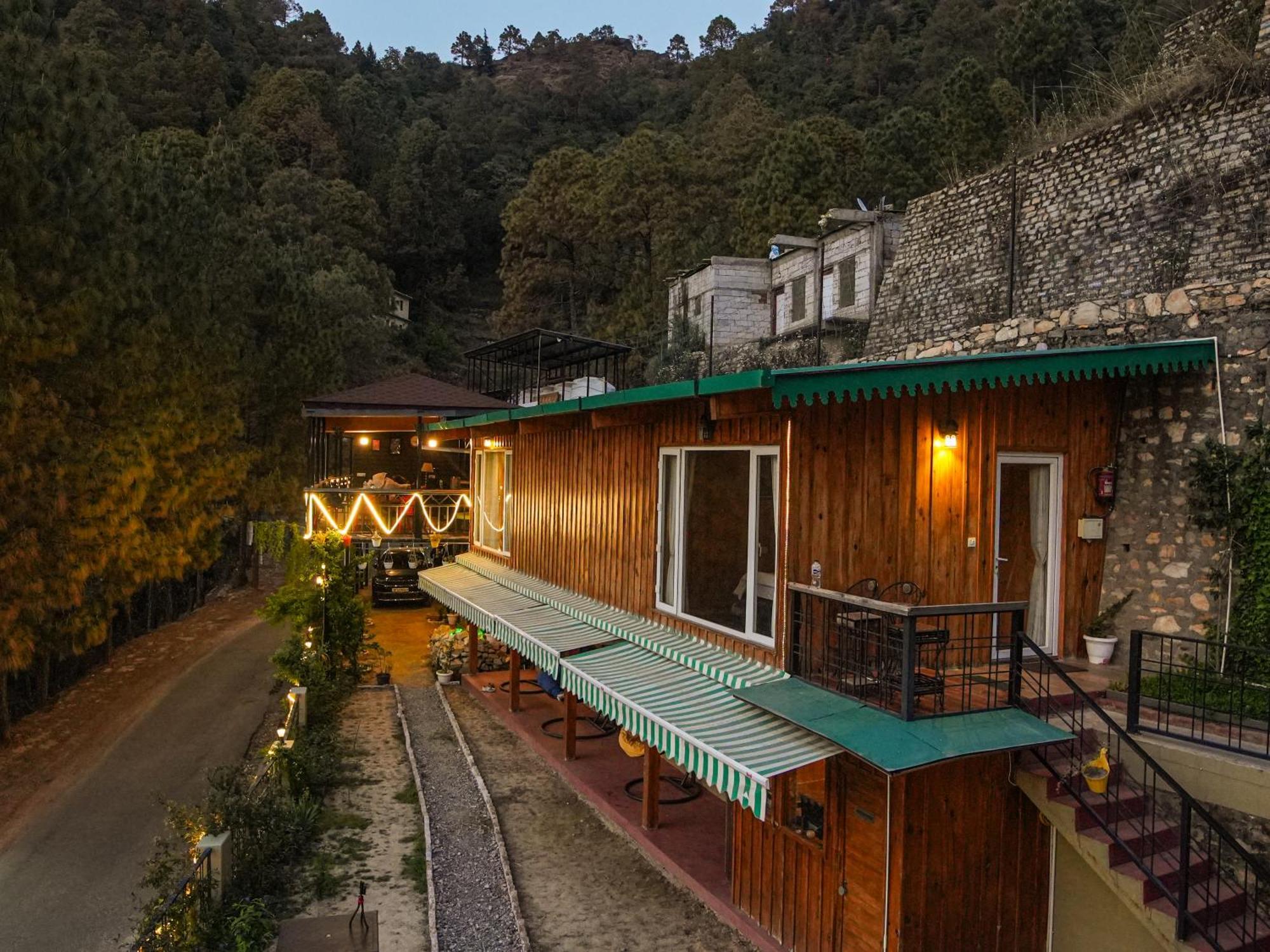 Thehimalayanliving Whistling Pines Hotell Mukteshwar Exteriör bild